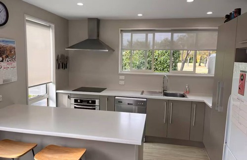 Christchurch House | Modern Retreat – Private, Clean & Near Airport.