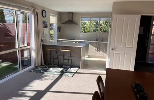 Christchurch House | Modern Retreat – Private, Clean & Near Airport.