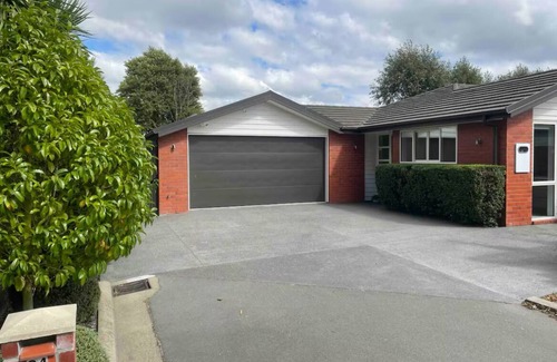 Christchurch House | Modern Retreat – Private, Clean & Near Airport.