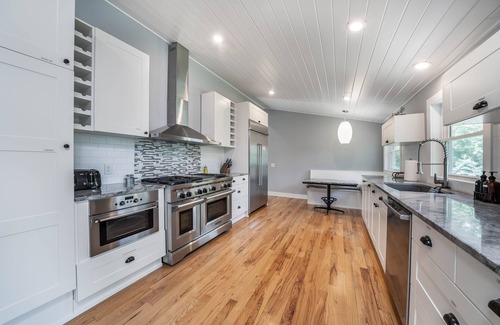 West Wing Estates House | Modern Retreat w/Hot Tub & Fire Pit - Walk to Beach!
