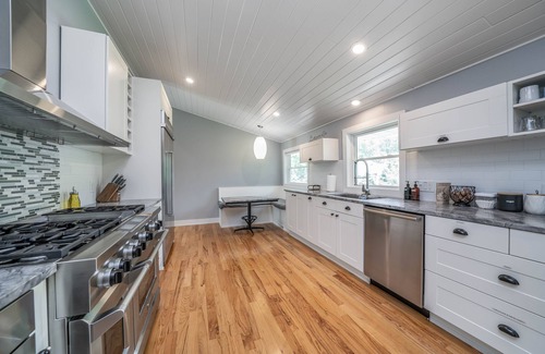 West Wing Estates House | Modern Retreat w/Hot Tub & Fire Pit - Walk to Beach!