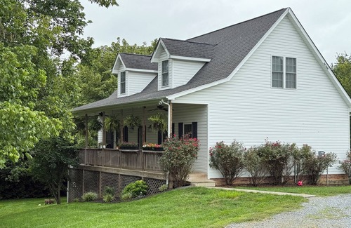 Troutville House | Modern Retreat w Level 2 EV Charger + Peloton