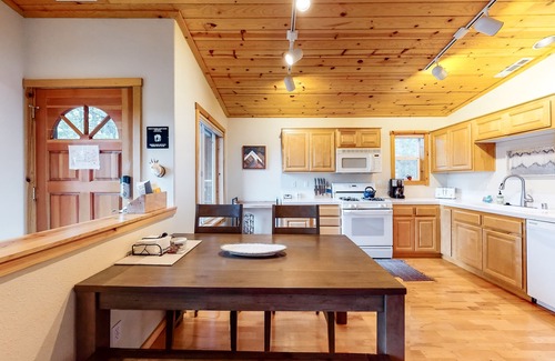 Truckee Condo | Modern retreat w/wooden touches, shared hot tub, pool, sauna, basket & tennis