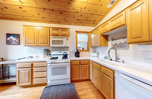 Truckee Condo | Modern retreat w/wooden touches, shared hot tub, pool, sauna, basket & tennis