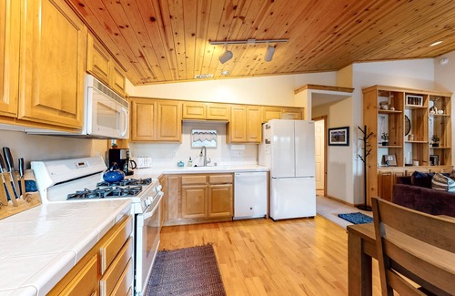 Truckee Condo | Modern retreat w/wooden touches, shared hot tub, pool, sauna, basket & tennis