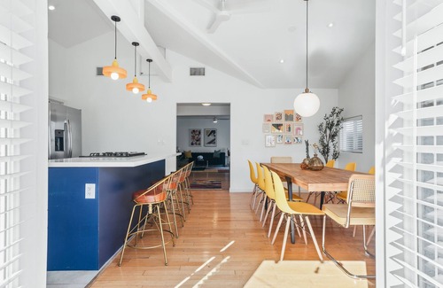 Hillcrest House | Modern Retro: Close to DT, Zoo, Sea world, Airport with Parking, Hot Tub