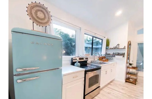 Crawfordville Apartment | Modern Retro Studio feat. *Serene Nature & Spring*