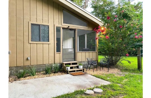 Crawfordville Apartment | Modern Retro Studio feat. *Serene Nature & Spring*