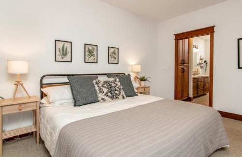 Coeur d'Alene Apartment | Modern Riverstone Condo with Grand Deck - Steps to Shops, Restaurants, Trails and River