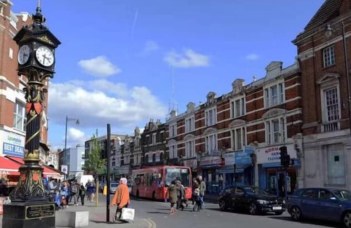Harlesden Apartment | Modern Room in Centrally Located- Room 4