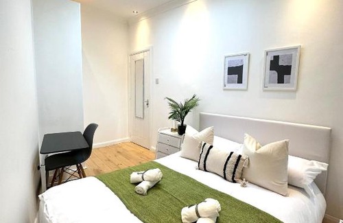 East Acton House | Modern Room in Spacious Home