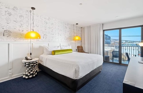 Venice Hotel | Modern Room in Venice Beach | Balcony | Rooftop | Free Breakfast