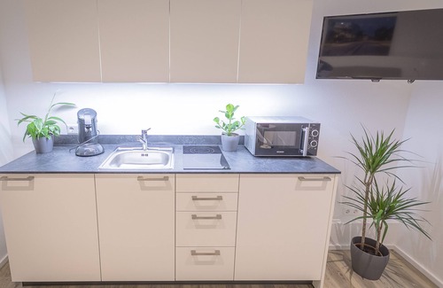 Bruhl-Guterbahnhof Apartment | Modern Room M with Terrace