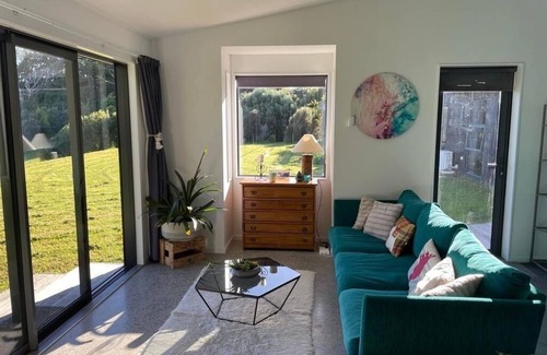Raglan Apartment | Modern rural Room with a view
