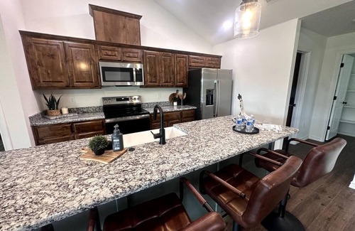 Burneyville House | Modern Rustic 3-Bedroom Retreat in Falconhead ✨ Highlights t t3 spacious bedrooms/2 full baths t tModern rustic décor throughout t tOpen-concept living & kitchen t tLocated in Falconhead community t tIdeal for mid-term stays (30+