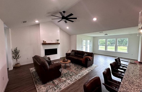 Burneyville House | Modern Rustic 3-Bedroom Retreat in Falconhead ✨ Highlights t t3 spacious bedrooms/2 full baths t tModern rustic décor throughout t tOpen-concept living & kitchen t tLocated in Falconhead community t tIdeal for mid-term stays (30+