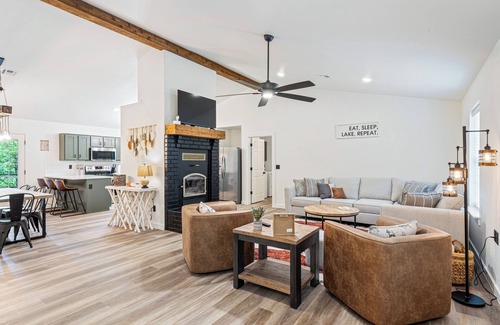 Rogers House | Modern-Rustic brand new Lake front home with hot tub + kayaks!