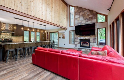 Bushkill House | Modern Rustic Lodge! 2 min. walk to Ski Slopes, 6 TVs, Linens, WiFi, A/C,FirePit