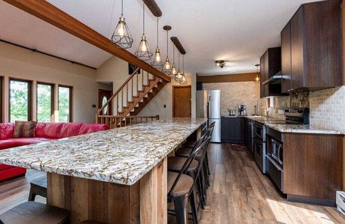 Bushkill House | Modern Rustic Lodge! 2 min. walk to Ski Slopes, 6 TVs, Linens, WiFi, A/C,FirePit