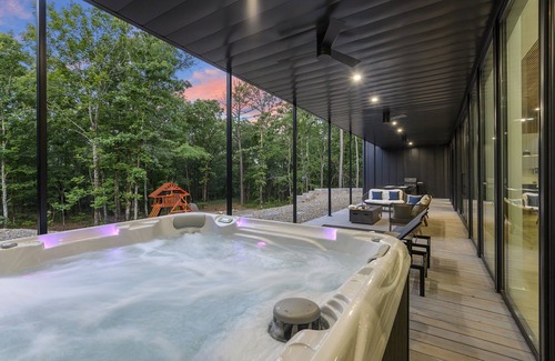 Broken Bow Cabin | Modern Sanctuary | Hot Tub EV 3 King Suites