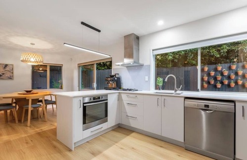 Greenlane - Ellerslie House | Modern Sanctuary on the reserve