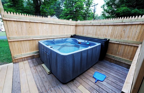 Tannersville Ski Chalet | Modern Sauna 8BR Sleeps 284+ HOT tub Just 5 mins to Hunter Mountain