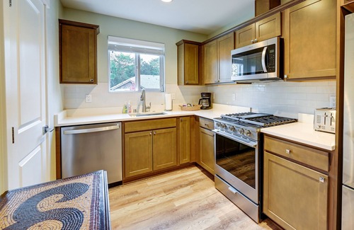 SeaTac Apartment | Modern SeaTac Gem w/Fireplace & Smart TVs!