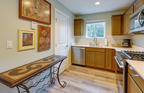 SeaTac Apartment | Modern SeaTac Gem w/Fireplace & Smart TVs!