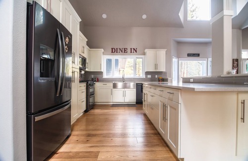Sisters House | Modern Secluded Spacious Home, Family Friendly forest view in Sisters