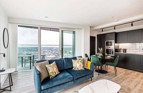 East Acton Apartment | Modern Sky-High Flat In North Acton