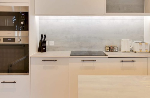 Westcliff-on-Sea Apartment | Modern & Sleek 1BR City Centre Nr Cliffs Pavillion by Luxiety Stays