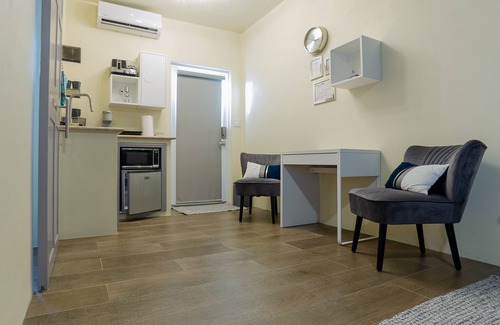 George Hill Apartment | Modern Smart Suite w/free fast WIFI & 5 min beach access