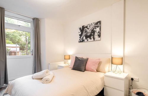 Gorgie Apartment | Modern Spacious 1BR Flat *Free Parking & Garden*