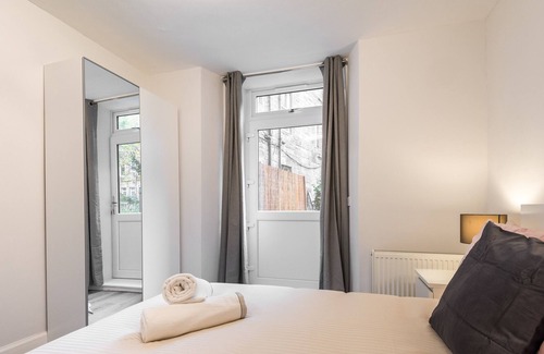 Gorgie Apartment | Modern Spacious 1BR Flat *Free Parking & Garden*