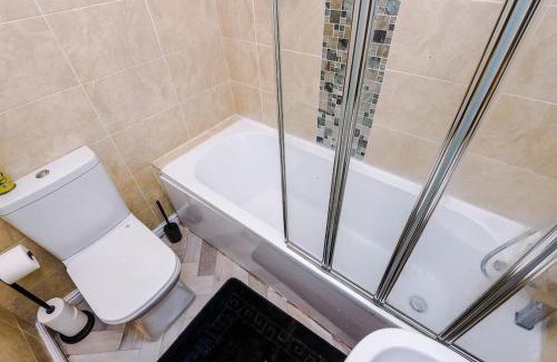Bradford House | Modern & Spacious 2 bed house - Free Parking