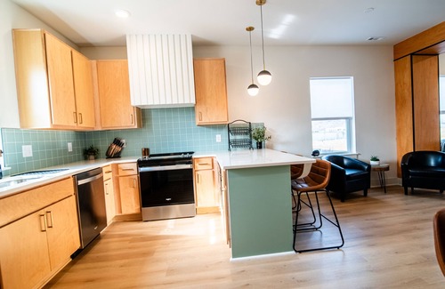 Donelson House | Modern Spacious 3 Story home w/3 Vanity rooms. 5 minutes to BNA, 10 to Opry