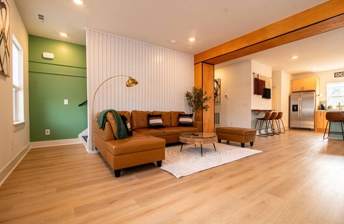 Donelson House | Modern Spacious 3 Story home w/3 Vanity rooms. 5 minutes to BNA, 10 to Opry