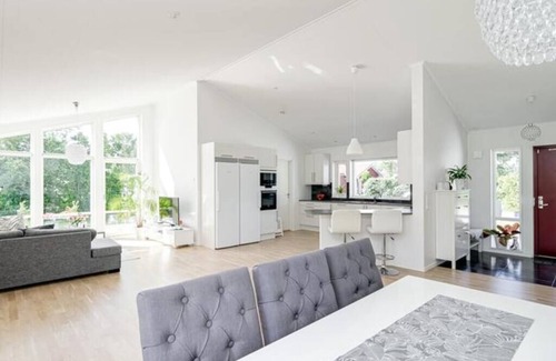 Centrum-Sandbacka Villa | Modern Spacious 4-Bedroom New Villa