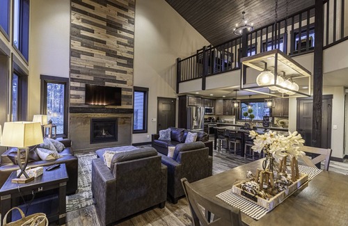 Deadwood House | Modern spacious 5 bedroom, 3.5 bath, paved roads, hot tub, wifi, pool access