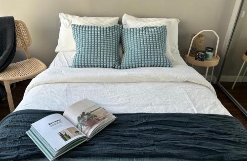 Crosstown Apartment | Modern spacious Apt plus Solarium and Den in Downtown Vancouver with Parking and Pool