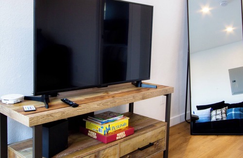 South Wrigley Apartment | Modern+Spacious Apt w/ Parking Garage