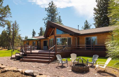 Sisters House | Modern Spacious Cabin Nestled on Several Acres of Scenic Land