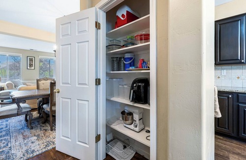 Clovis House | Modern & Spacious Clovis Home 4 Bd/4 Ba, 3400 SF