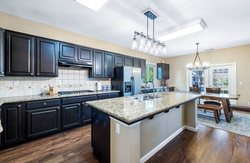 Clovis House | Modern & Spacious Clovis Home 4 Bd/4 Ba, 3400 SF