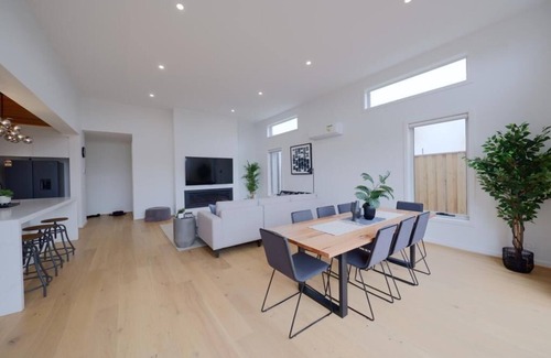 Marcus Hill Villa | Modern Spacious Coastal Villa