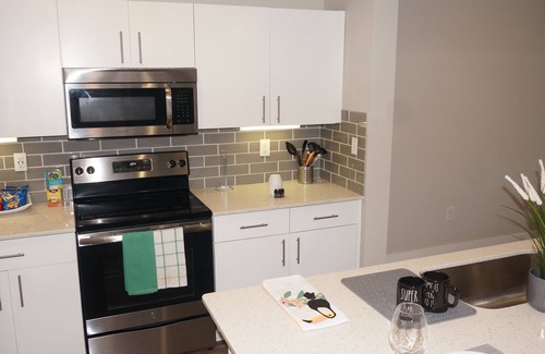 Lindbergh Condo | Modern Spacious Condo King Bed w.RoofTop Pool &Gym