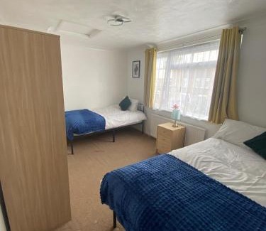 Harlow House | Modern Spacious Home with Garden in Harlow, Suitable for Contractors & Relocators