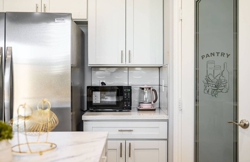La Puente House | Modern Spacious Home Bright Family Group Friendly