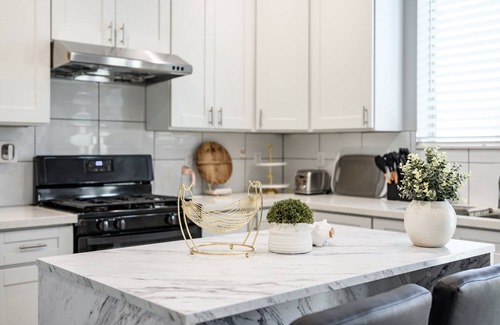 La Puente House | Modern Spacious Home Bright Family Group Friendly
