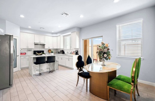 La Puente House | Modern Spacious Home Bright, Family Group Friendly